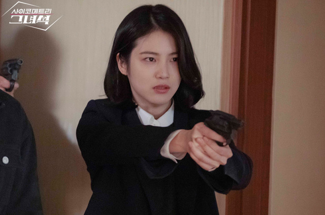 신예은이 어렵게 느꼈던 장면, 총을 겨누며 복잡한 재인의 감정을 표현하는 신이다. /tvN 제공