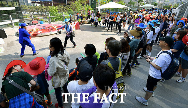 참가자들이 서울로를 걸으며 이벤트를 즐기고 있다.