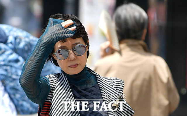 선글라스로도 막기 부족한 뜨거운 햇살