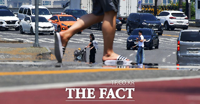 초여름 같은 더위가 이어지는 11일 오후 서울 영등포구 국회대로 도로 위로 아지랑이가 피어 오르고 있다. /이덕인 기자