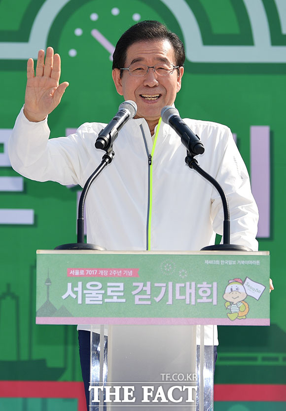 박원순 서울시장이 참가자들에게 인사를 하고 있다.