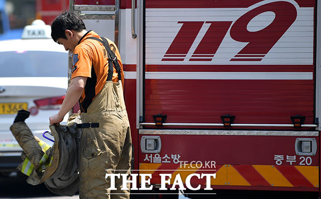 업무를 마친 소방관은 재빨리 외투를 벗고~