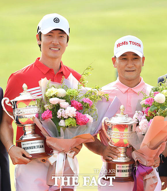 팀우승 차지한 장타자 김태훈(왼쪽)과 여홍철 전 체조 국가대표.