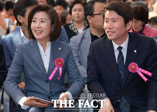 이인영 더불어민주당 원내대표(오른쪽)와 나경원 자유한국당 원내대표