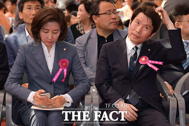 이인영 더불어민주당 신임 원내대표(오른쪽)와 나경원 자유한국당 원내대표가 불기 2563년 부처님 오신 날 인 12일 오전 서울 종로구 견지동 조계사에서 열린 봉축 법요식에 참석하고 있다. /김세정 기자