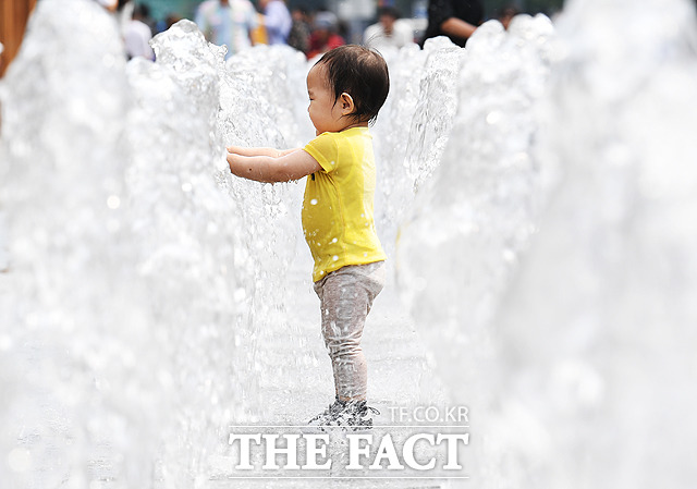낮 최고기온이 27도까지 올라 초여름 날씨를 보인 12일 오후 서울 종로구 세종대로 광화문광장을 찾은 어린이들이 이순신 동상 앞 분수에서 물놀이를 즐기고 있다. / 배정한 기자