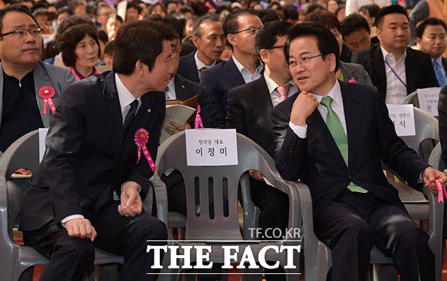 정동영 민주평화당 대표(오른쪽)와 이야기 나누는 이 원내대표