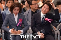 [TF포토] '우린 어색한(?) 사이'…조계사에서 만난 이인영-나경원