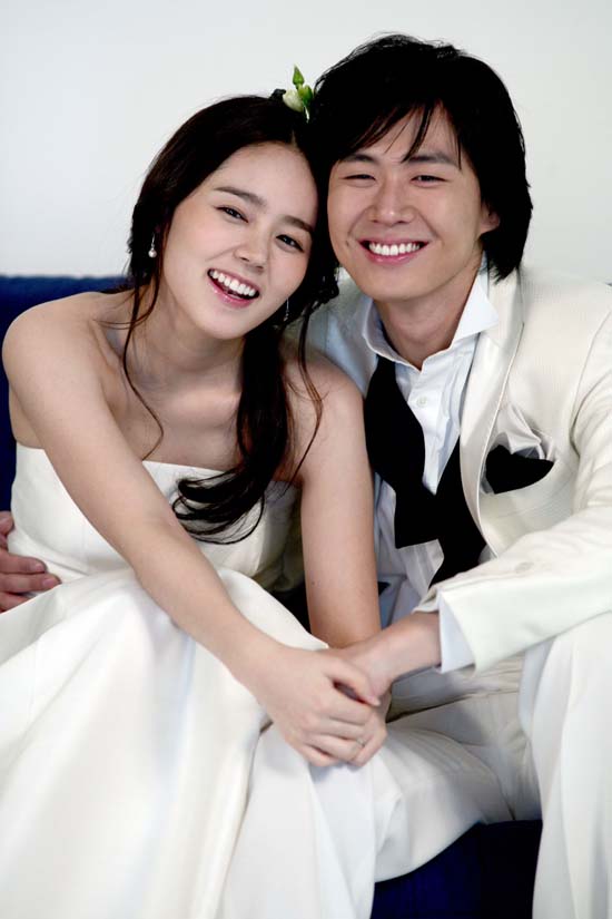 한가인(왼쪽)과 연정훈은 2005년 부부의 연을 맺었다. /아이웨딩네트웍스 제공