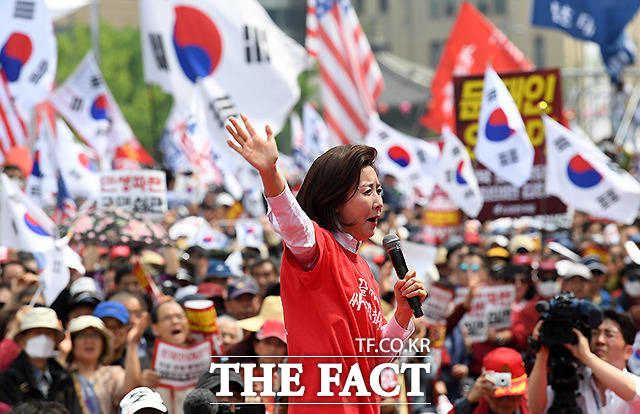 문대통령은 13일 청와대에서 수보회의를 주재하고 막말과 험한 말로 국민 혐오를 부추기며 국민을 극단적으로 분열시키는 정치는 국민에게 희망을 주지 못한다고 했다. 달창 발언으로 논란에 중심에 선 나경원(사진) 자유한국당 원내대표를 겨냥한 것으로 보인다. /이새롬 기자