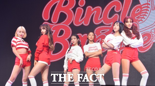 그룹 AOA가 민아(오른쪽에서 두번째)를 제외한 나머지 멤버와 재계약을 체결했다. /더팩트 DB