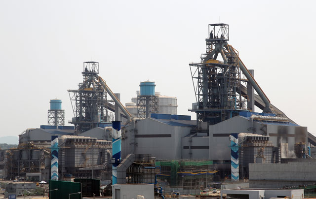 현대제철은 충남 당진제철소에 4600억 원을 투입하는 등 총 5300억 원의 예산을 편성해 미세먼지 배출량을 줄이는데 사용할 방침이다. 사진은 현대제철 당진제철소. / 현대제철 제공