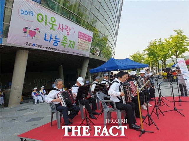 경륜경정출괄본부는 11일 광명시노인종합복지관과 공동으로 광명 스피돔 야외광장에서 정병찬 경륜경정총괄본부장 등이 참석한 가운데 스피돔과 함께하는 이웃사랑 나눔축제를 개최했다./경륜경정총괄본부 제공