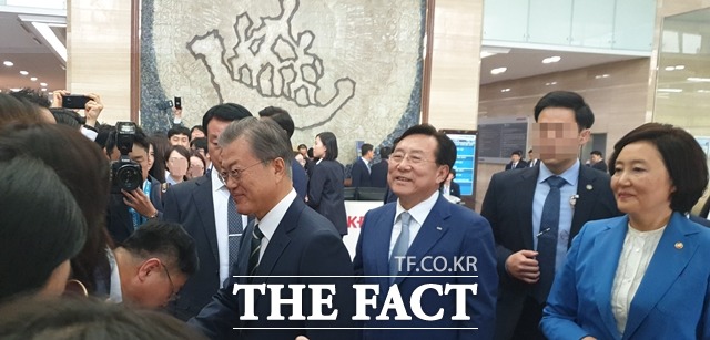 14일 서울 여의도 중기중앙회에서 열린 2019 대한민국 중소기업인대회가 끝난 후 문재인 대통령이 시민들과 악수를 하고 있다. 왼쪽부터 문재인 대통령, 김기문 중기중앙회 회장, 박영선 중소벤처기업부 장관. /중기중앙회=정소양 기자