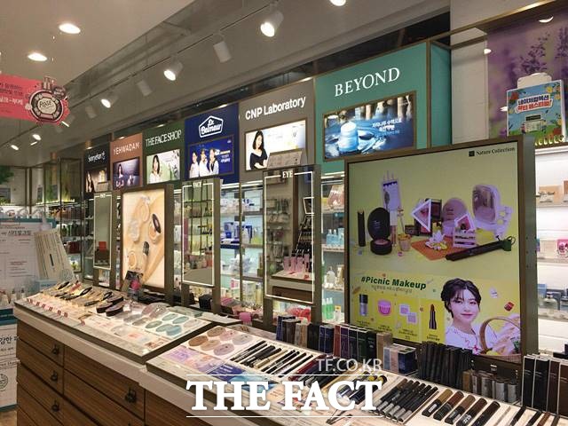 LG생활건강에 따르면 네이처컬렉션은 자사 브랜드 비중이 99%를 차지하고 있다. 사진은 네이터컬렉션 강남점 내부 모습 /강남=이진하 기자