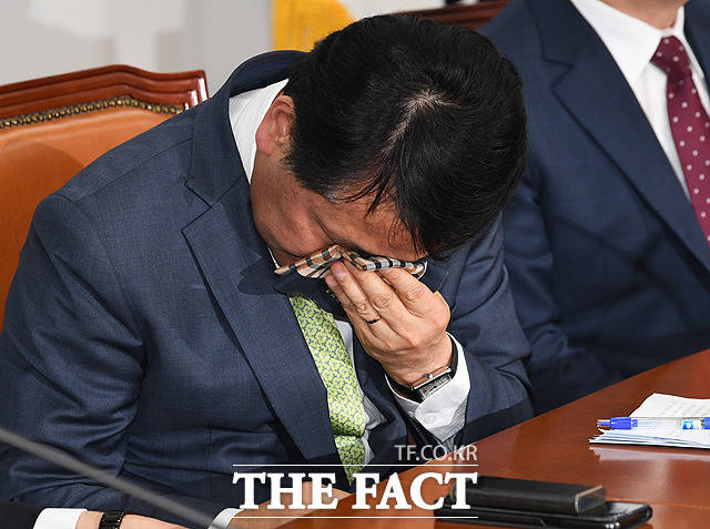 지난 4월 30일 김관영 바른미래당 원내대표는 선거·사법제도 개혁안 패스트트랙을 통과시킨 뒤 열린 기자 간담회에서 눈물을 보였다. /배정한 기자