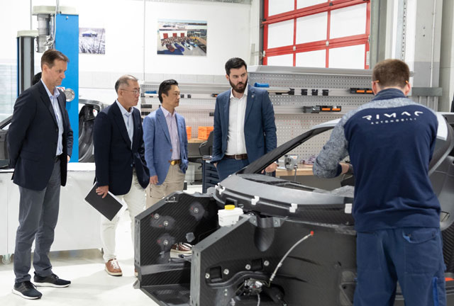 정의선 현대자동차그룹 수석부회장(왼쪽에서 두 번째)이 리막의 작업 현장을 둘러보며 마테 리막 최고경영자(왼쪽에서 네 번째)로부터 설명을 듣고 있다. /현대·기아자동차 제공