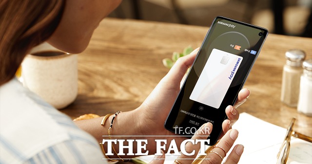 삼성전자의 모바일 페이먼트 서비스 삼성 페이가 지난 2015년 8월 국내 첫 서비스 도입 이후 44개월 만에 누적 결제 금액이 40조 원을 넘어선 것으로 나타났다. 갤럭시 S10으로 삼성 페이를 시행하는 모습 /삼성전자 제공