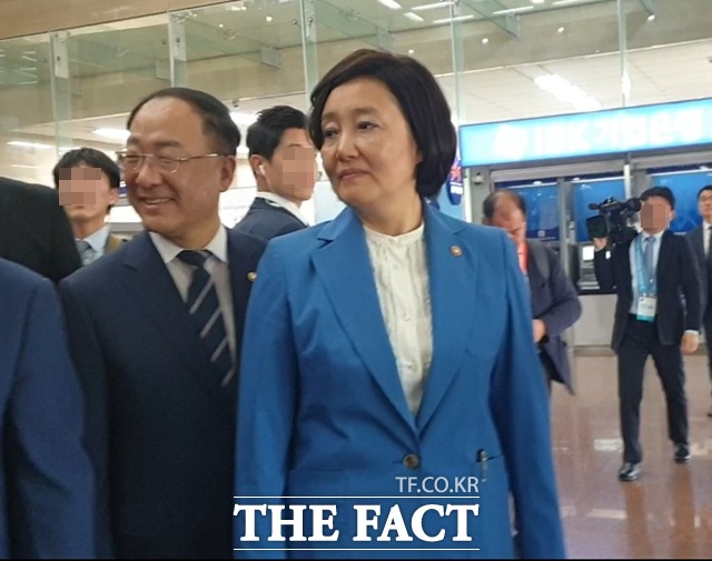 박영선 중소벤처기업부 장관은 14일 서울 여의도 중기중앙회에서 열린 2019 대한민국 중소기업인대회에서 우리 경제 활력 주인공은 중소기업인이라며 중소기업에 대한 애정을 보였다. 왼쪽부터 홍남기 기획재정부 장관, 박영선 중소벤처기업부 장관. /중기중앙회=정소양 기자