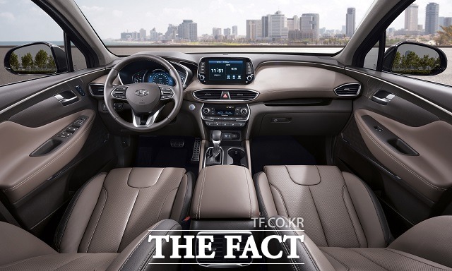 현대차는 2019 싼타페에 국산 SUV 최초로 고화질 DMB 시청, 유튜브, 음악 및 영상 감상, 인터넷, 스마트폰 미러링 등이 가능한 후석 엔터테인먼트 시스템을 적용했다.