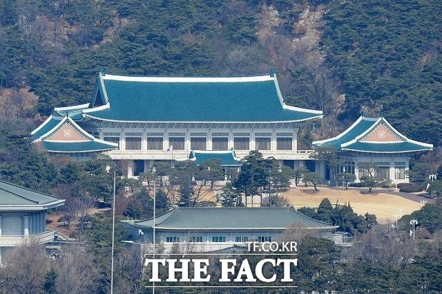 청와대 핵심관계자는 15일 춘추관에서 기자들과 만나 여·야·정 국정상설협의체 참여 주체가 여야 5당임을 재확인했다. /더팩트 DB