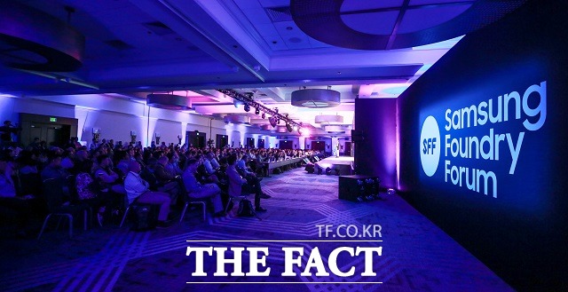 삼성전자는 전 세계 5개국에서 개최되는 파운드리 포럼 2019를 통해 파트너들과 유기적인 협력을 확대, 가장 신뢰받는 파운드리 회사로서의 비전을 실현해 나간다는 계획이다. 사진은 삼성 파운드리 포럼 2019에서 글로벌 팹리스 고객, 파트너사 등 참석자들이 정은승 사장의 기조 연설을 듣고 있는 모습 /삼성전제 제공