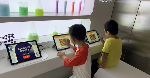 SK텔레콤은 16일부터 18일까지 강원도 고성 인흥초등학교에서 티움 모바일 체험을 진행한다. 인흥초등학교 학생들이 미래 직업 연구소에서 적성 검사를 하고 있다. /고성=서민지 기자