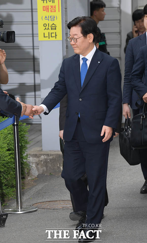 지지자와 악수하는 이 지사