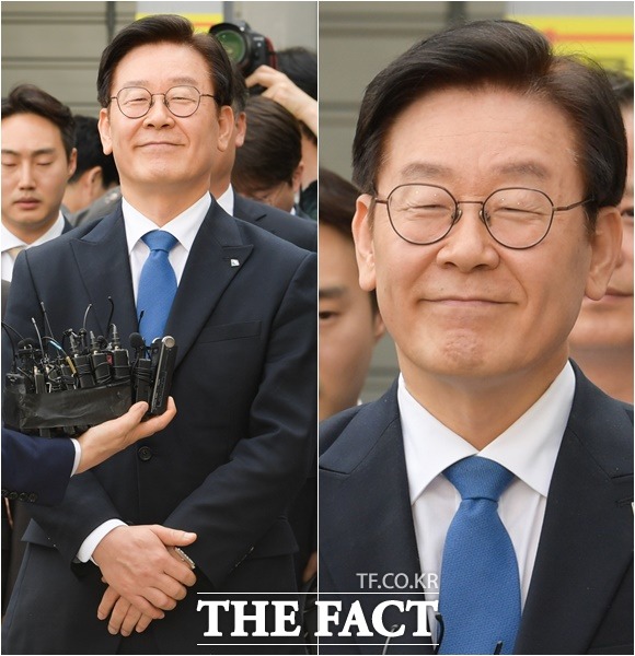 직권 남용과 선거법 위반 혐의로 기소된 이재명 경기도지사가 16일 오후 경기도 성남시 수정구 수원지방법원 성남지원에서 열린 1심 선고 공판에서 무죄 판결을 받은 후 법정을 나서며 미소를 짓고 있다.
 /성남=김세정 기자