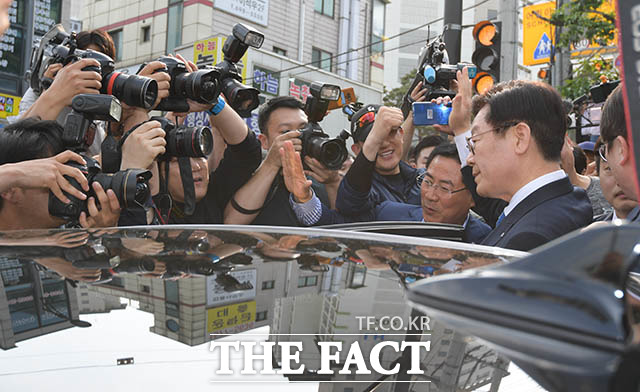 직권 남용과 선거법 위반 혐의로 기소된 이재명 경기도지사가 16일 오후 경기도 성남시 수정구 수원지방법원 성남지원에서 열린 1심 선고 공판에서 무죄 판결을 받은 후 지지자들에게 인사하며 차량에 탑승하고 있다. /성남=김세정 기자