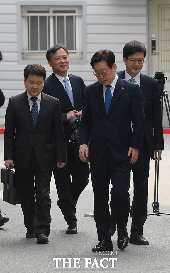 선고 공판 후 법정을 나서는 이재명 지사