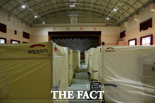 텐트 생활 언제까지? 고성군 천진초등학교에 마련된 이재민 대피소. 방문한 14일 당시 16개 텐트에 29명이 살고 있었다.