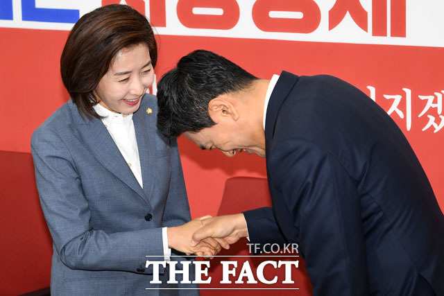 오신환 바른미래당 신임 원내대표(오른쪽)가 16일 오전 서울 여의도 국회에서 나경원 자유한국당 원내대표를 예방해 악수하며 인사를 나누고 있다. /국회=남윤호 기자