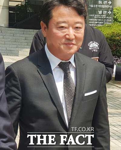 검찰은 차명으로 주식을 보유한 혐의를 받는 이웅열 전 회장에게 징역 1년에 집행유예 2년, 벌금 5000만 원을 구형했다. /이성락 기자