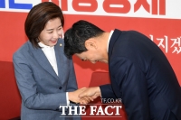 [TF포토] 오신환 반갑게 맞이하는 나경원