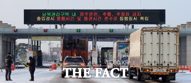 정부가 9번째 만에 개성공단 기업인들의 방북 신청을 승인했다. 2014년 당시 차량들이 경기도 파주 남북출입사무소를 통해 개성으로 출경을 준비하고 있다. /더팩트DB