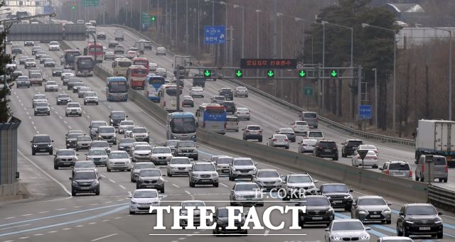 토요일인 18일 전국 고속도로 일부에서 지·정체 현상이 나타나고 있다. /더팩트 DB