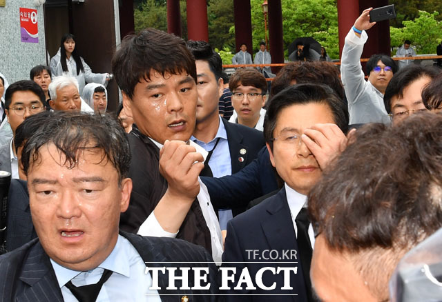 황교안 앞에서 혼신을 다해 광주 시민들 막은 민경욱 대변인(왼쪽)