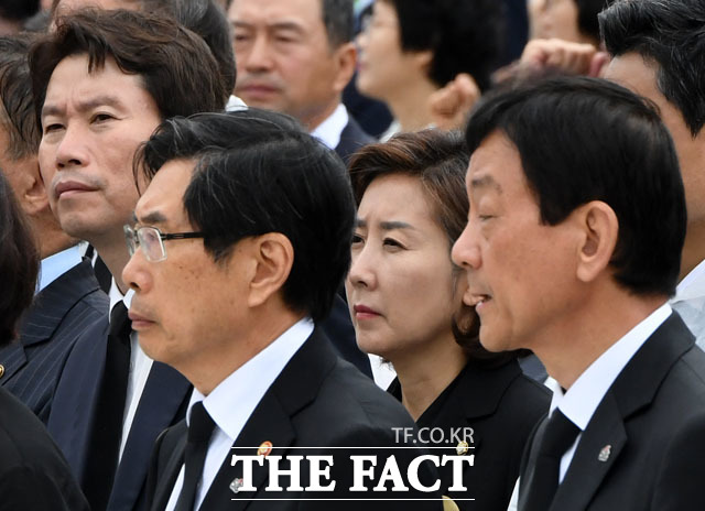 이인영 더불어민주당 원내대표(왼쪽) 옆에 있는 나경원 자유한국당 원내대표는?
