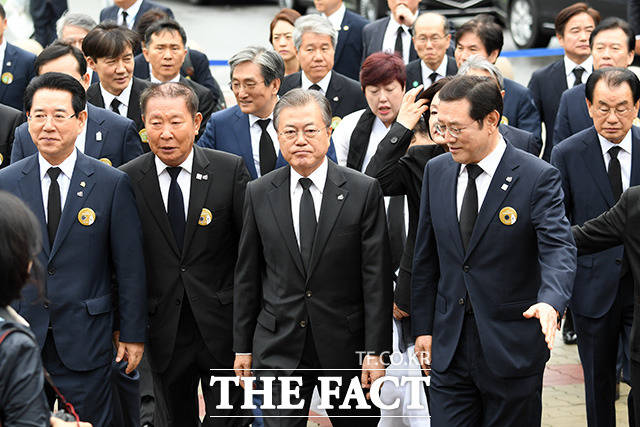 문재인 대통령(가운데)이 18일 오전 5.18민주화운동 39주년 기념식에 참석하기 위해 광주시 국립 5.18민주묘지 입구로 들어서고 있다. /광주=남용희 기자