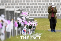 [TF포토] 5.18민주묘지 찾아 눈물 삼키는 유가족