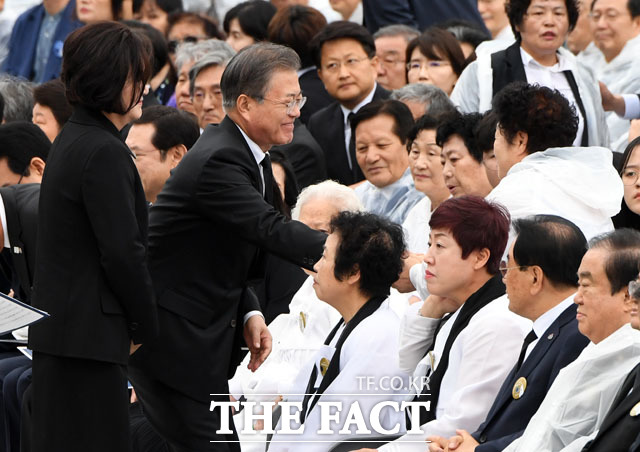 희생 유가족과 인사 나누는 문재인 대통령과 김정숙 여사. /남윤호 기자