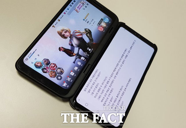 지난 10일 출시된 LG전자 첫 5G 스마트폰 V50 씽큐가 출시 8일 만에 국내 판매량 10만대를 돌파했다. 사진은 듀얼스크린을 활용하는 모습. /이성락 기자
