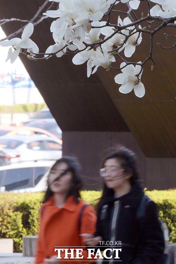 화요일인 21일 아침 기온은 어제보다 더 내려가고 낮 기온은 오르면서 아침과 낮, 낮과 밤의 기온 차가 더 벌어지겠다.