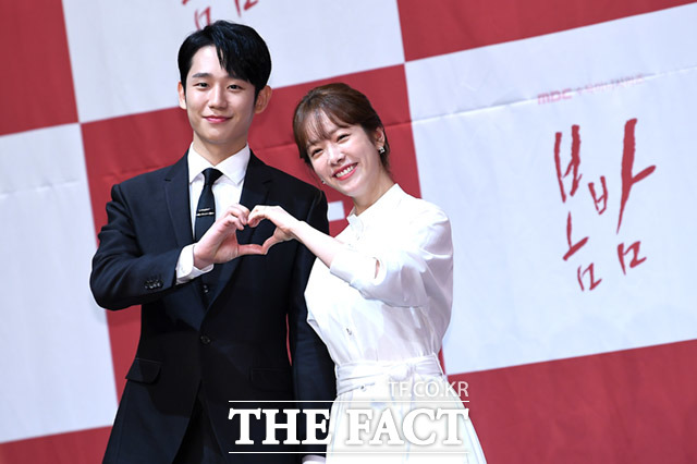배우 정해인(왼쪽)과 한지민(오른쪽)이 MBC 수목드라마 봄밤 제작발표회에서 케미를 뽐냈다. /임세준 기자