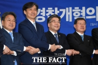 [TF포토] 경찰개혁에 손 맞잡은 조국-민갑룡