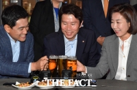 [TF포토] 맥주잔 맞댄 여야 원내대표… '국회 정상화 될까?'