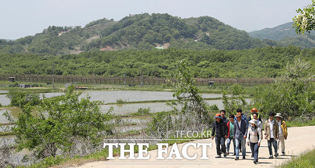 22일 취재진이 강원도 철원군 DMZ 평화의 길을 걷고 있는 가운데 이들의 뒤편으로 화살머리 고지가 보이고 있다. /철원=사진공동취재단