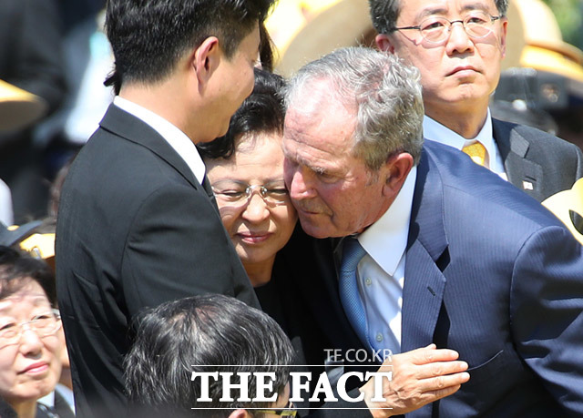 조지 부시 전 미국 대통령이 추도사를 마친 뒤 권양숙 여사를 포옹하며 위로하고 있다. /임영무 기자