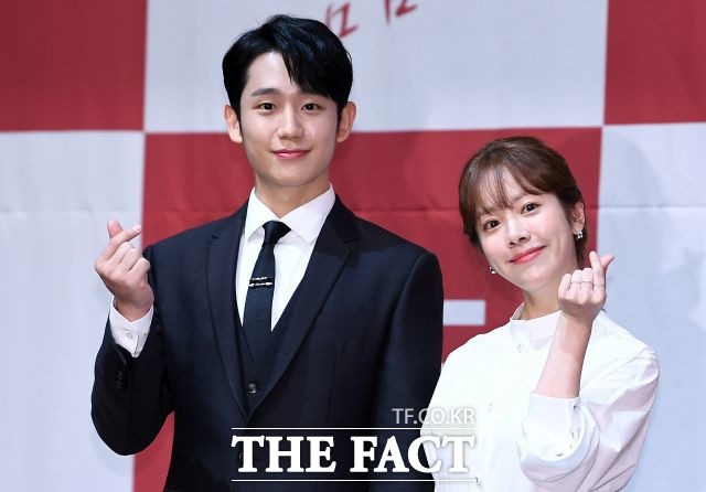 배우 정해인(왼쪽)과 한지민 주연의 MBC 새 수목드라마 봄밤이 지난 22일 오후 9시에 처음 방송됐다. /임세준 기자